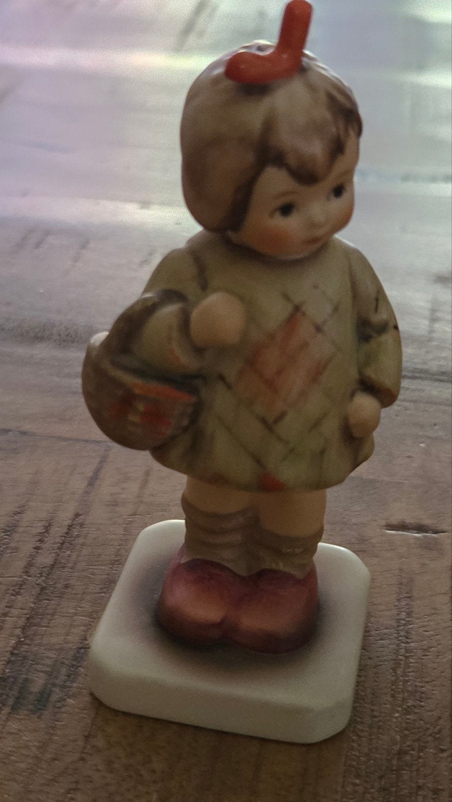 Vintage Hummel beeldje: Meisje met mandje - Goebel, Verzamelen, Beelden en Beeldjes, Ophalen of Verzenden, Gebruikt, Hummel