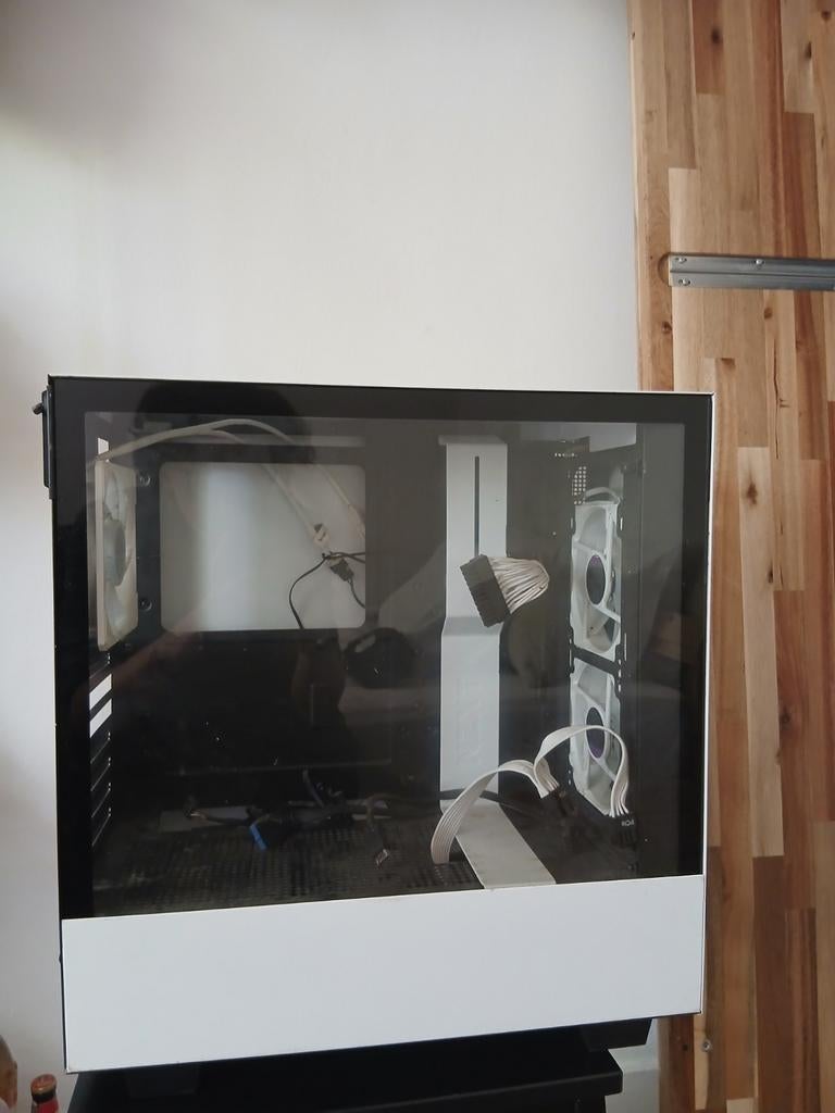 White PC housing from NZXT x MSI + corsair 650M white, Computers en Software, Computerbehuizingen, Ophalen of Verzenden, Zo goed als nieuw
