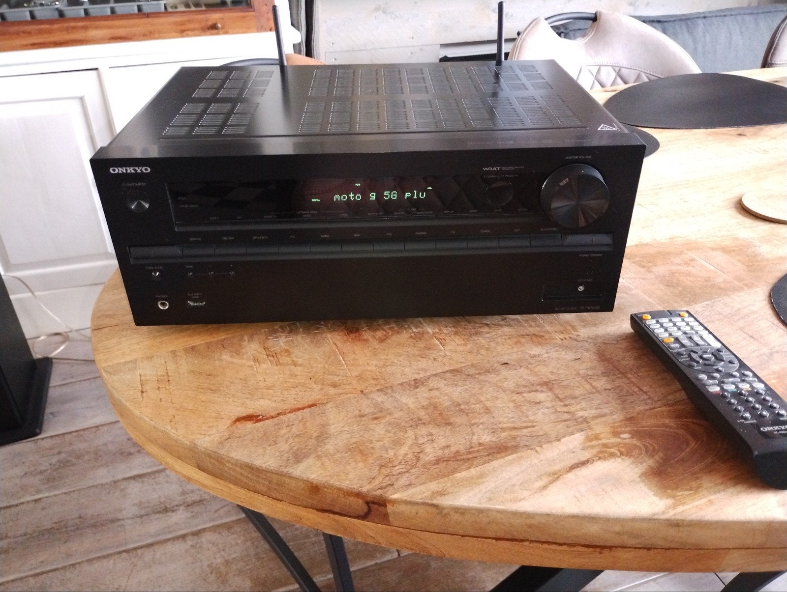 Foto 3 van Onkyo TX-NR646 Atmos 4K Spotify phono optioneel Kef speakers