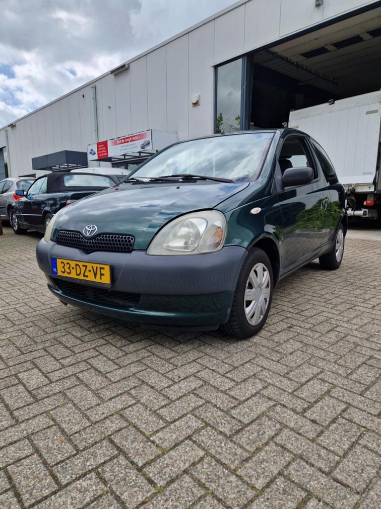 Toyota Yaris 1.0 16V Vvti 3DR 2000 Groen APK 22-2-2027, Auto's, Toyota, Voorwielaandrijving, 4 cilinders, 400 kg, 68 pk