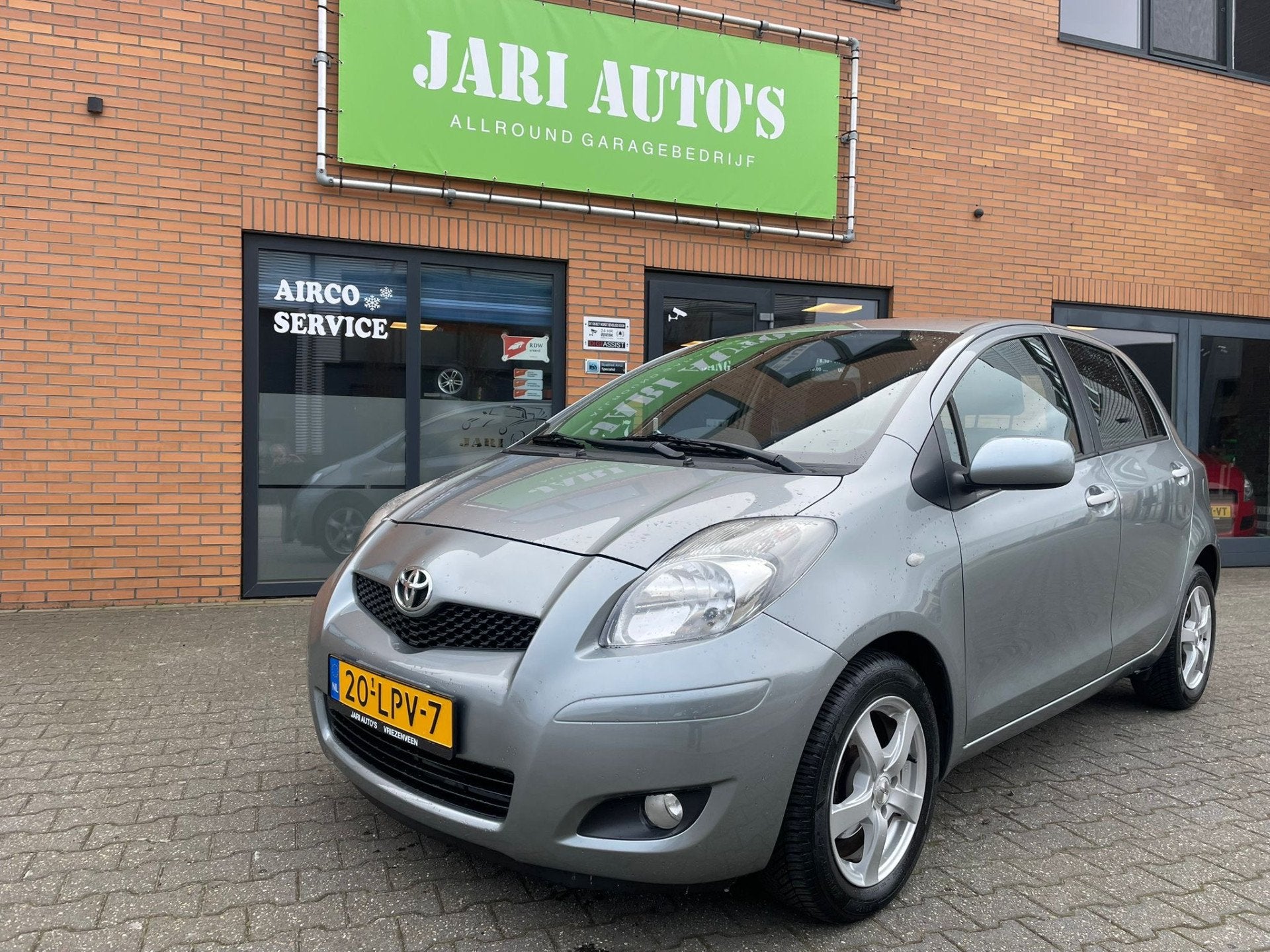 Toyota Yaris 1.3 VVTi Aspiration Automaat ! (bj 2010), 750 kg, 4 cilinders, Grijs, 550 kg