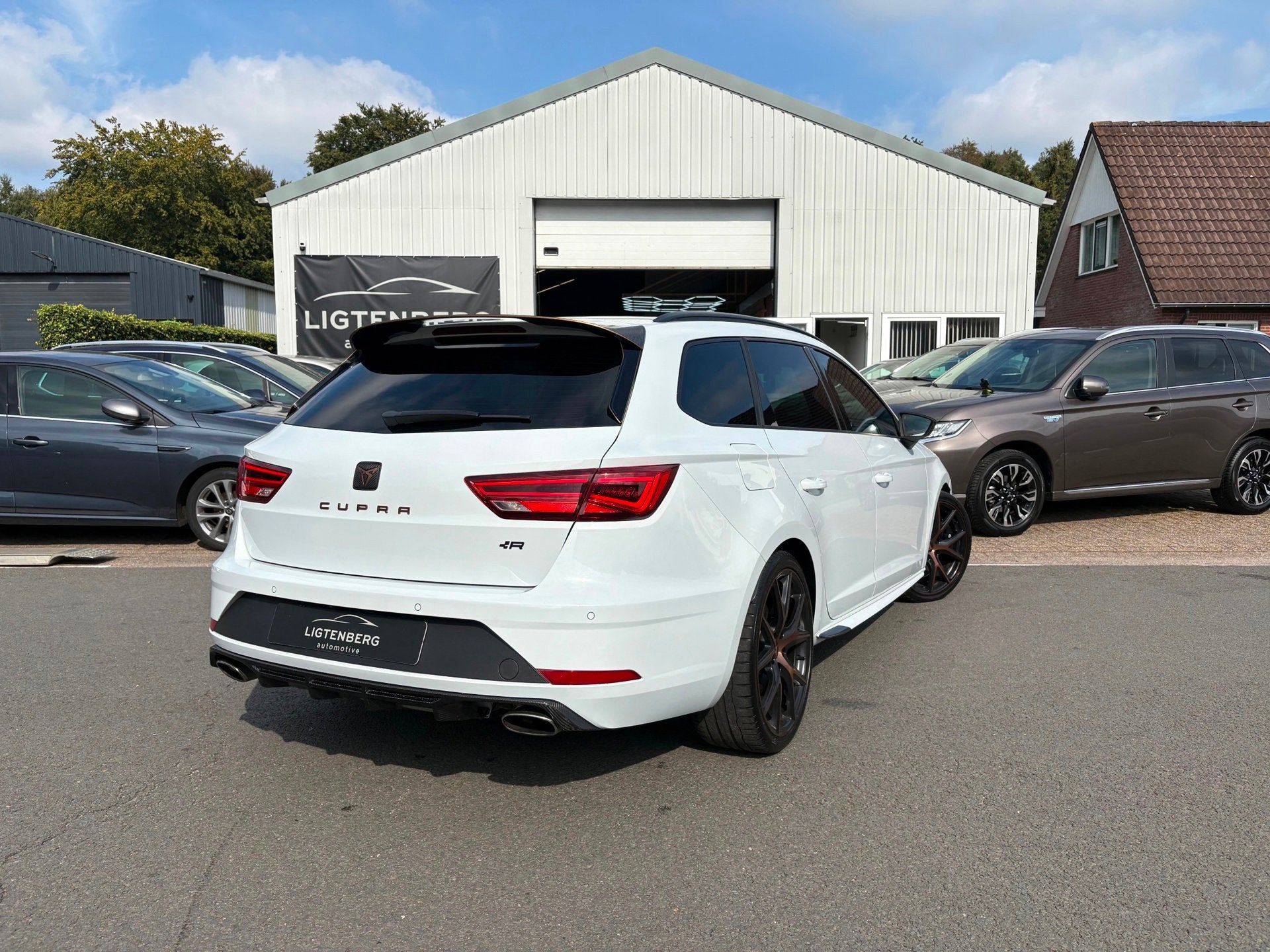 Seat Leon ST 2.0 TSI 4DRIVE CUPRA Beats|Kuipstoelen|Carbon, Auto's, Automaat, Dealer onderhouden, 15 km/l, Gebruikt