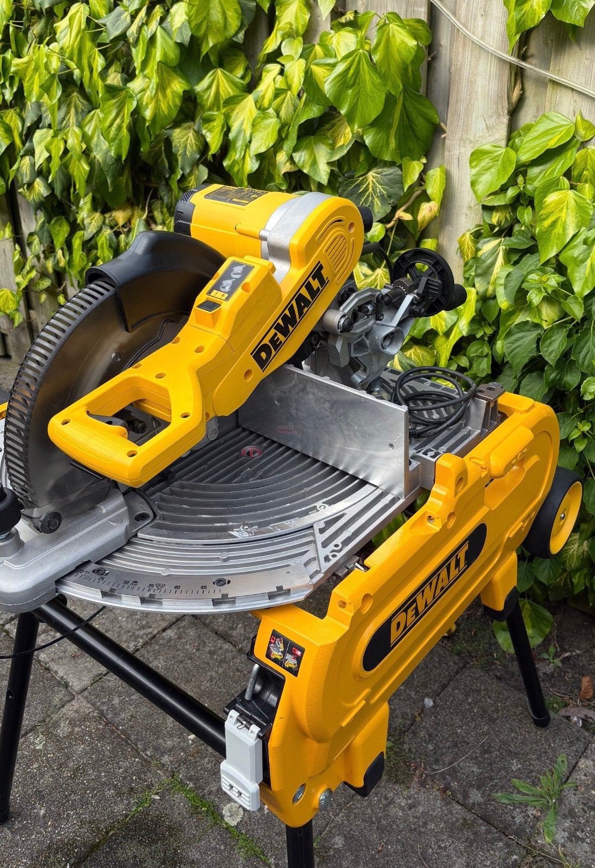 Nieuwe DeWalt D27107XPS flipover zaag 305mm afkort en tafel, Ophalen, 70 mm of meer, Nieuw, Afkortzaag