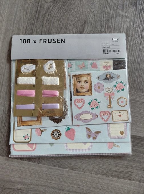 Ikea scrapbook kit 30x30cm met lint, chipboard, die cuts,, Hobby en Vrije tijd, Ophalen of Verzenden, Nieuw, Papier of Karton