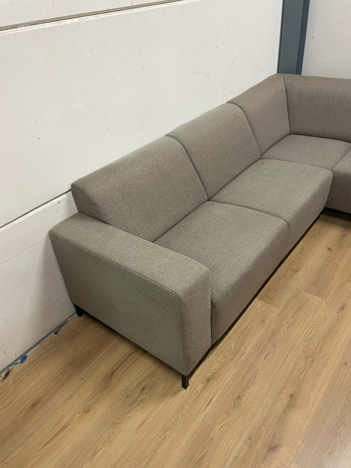 Mooie luxe taupe grijze moderne hoekbank - GEREINIGD!!!, Ophalen, 250 tot 300 cm, Luxe, Hoekbank