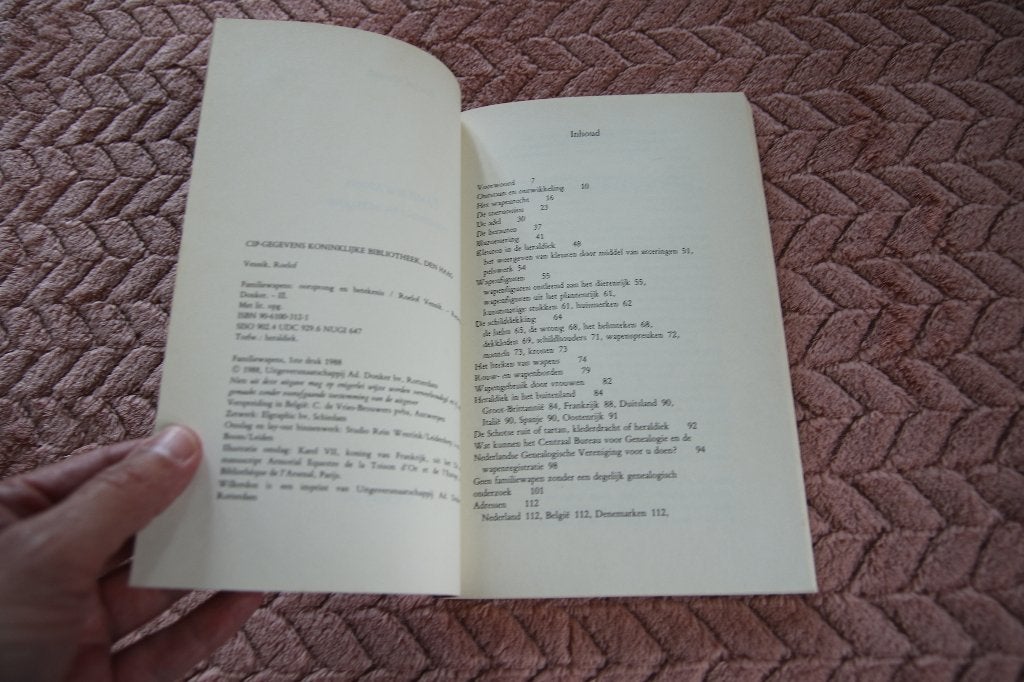 Familiewapens. oorsprong en betekenis, Ophalen of Verzenden, Gelezen