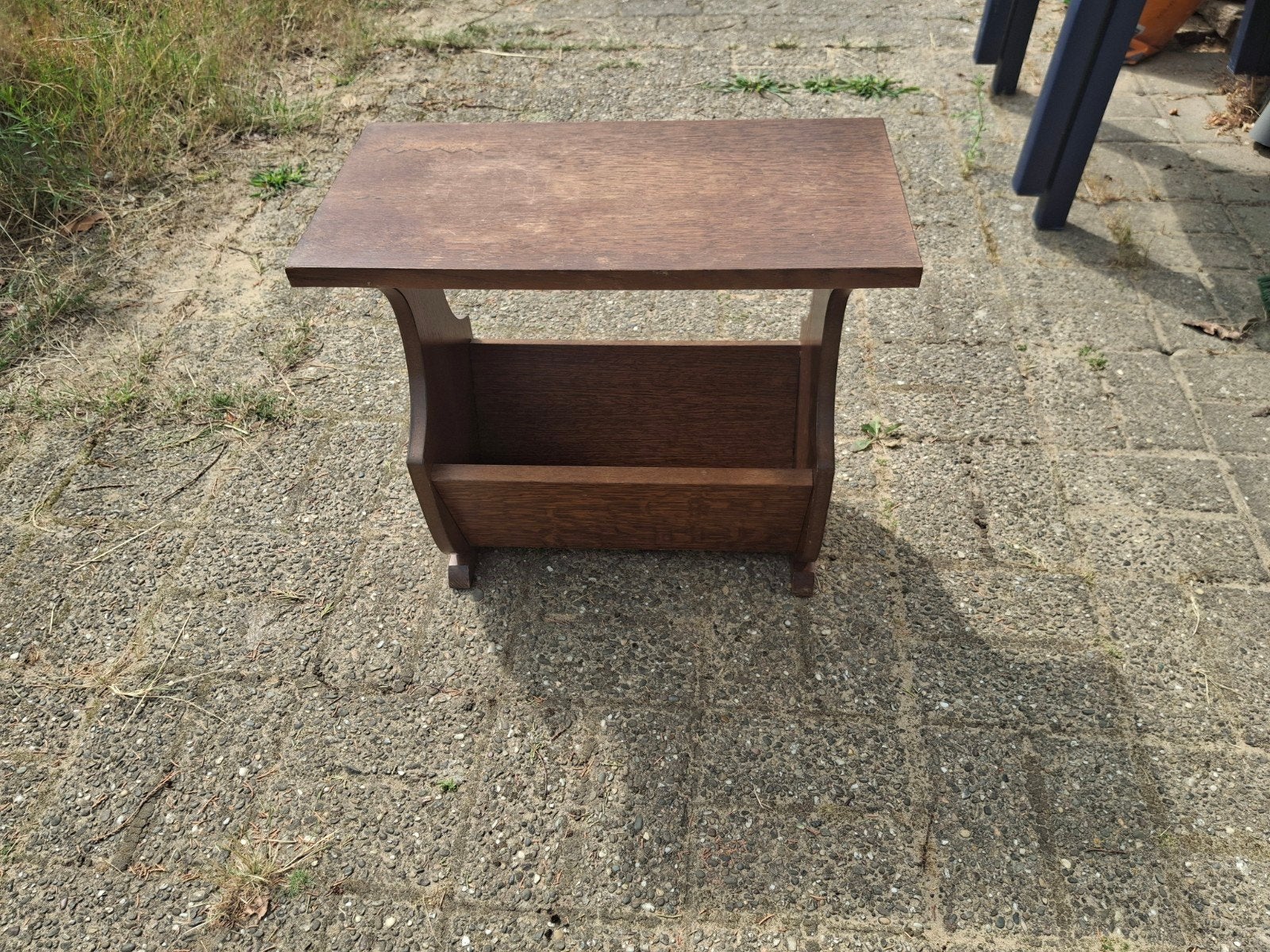 Houten bijzettafel met tijdschriftenrek, lectuurbak, kranten, Ophalen, Minder dan 45 cm, Gebruikt, 55 tot 75 cm