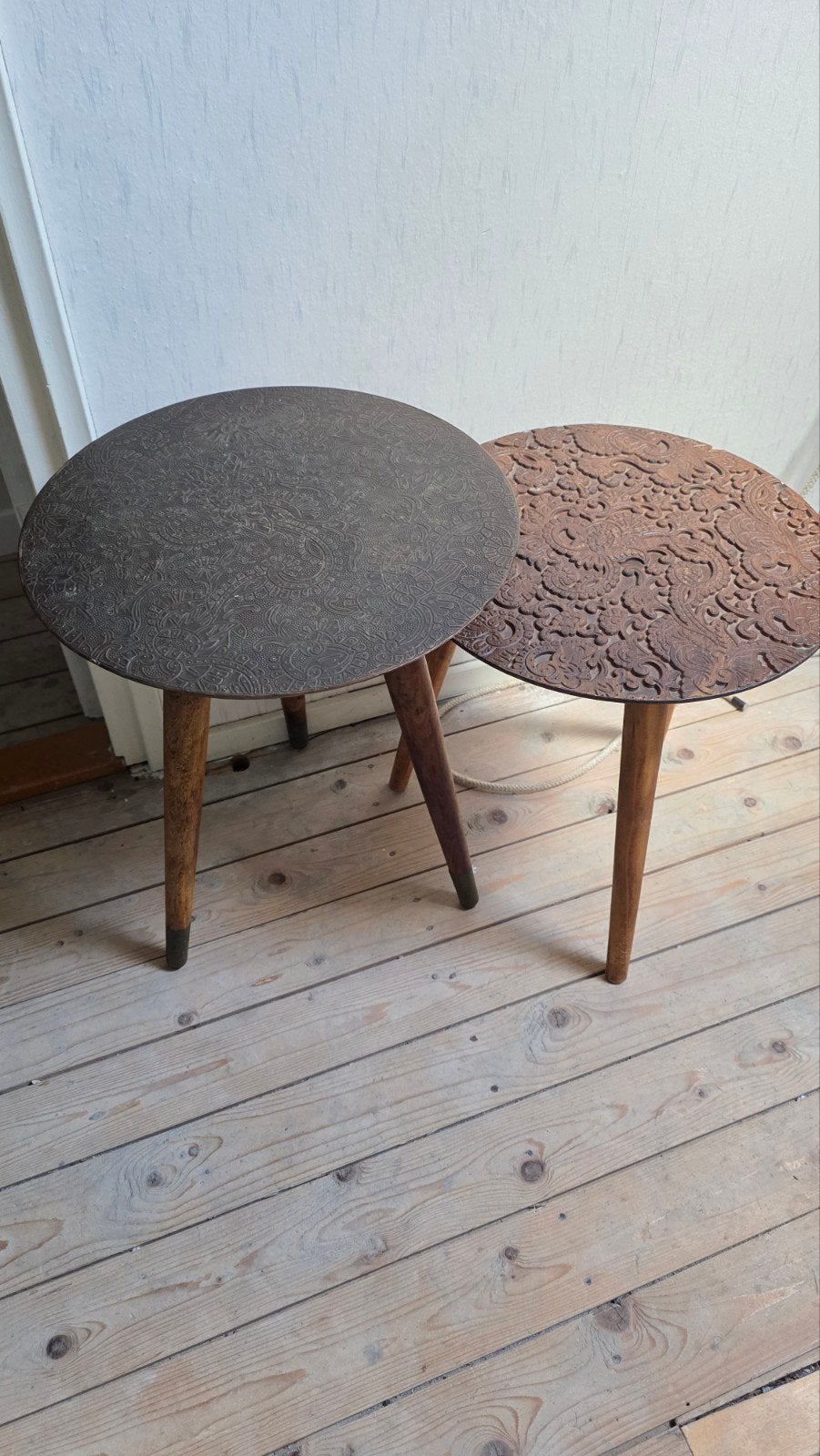 Set van 2 bijzettafels met gedetailleerd patroon, Ophalen, Minder dan 55 cm, Gebruikt, Rond