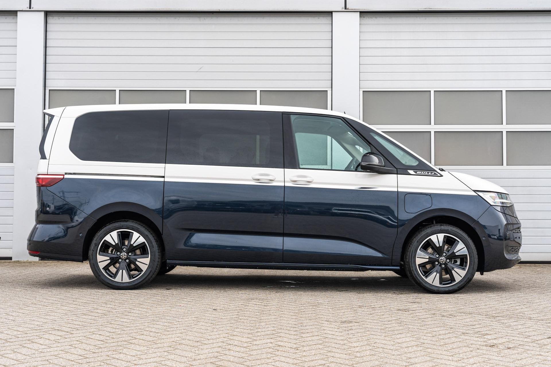 Volkswagen Multivan 1.5 eHybrid 245pk L2 Bulli Edition | Pan, Auto's, Automaat, 12 maanden, Stof, 1498 cc