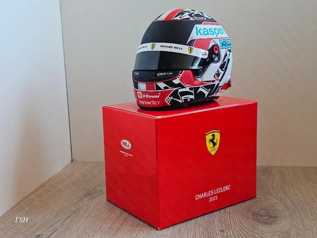 Helm 1:2 Charles Leclerc, 2021, BELL. ** NIEUWSTAAT **, Verzamelen, Automerken, Motoren en Formule 1, Ophalen of Verzenden, Zo goed als nieuw