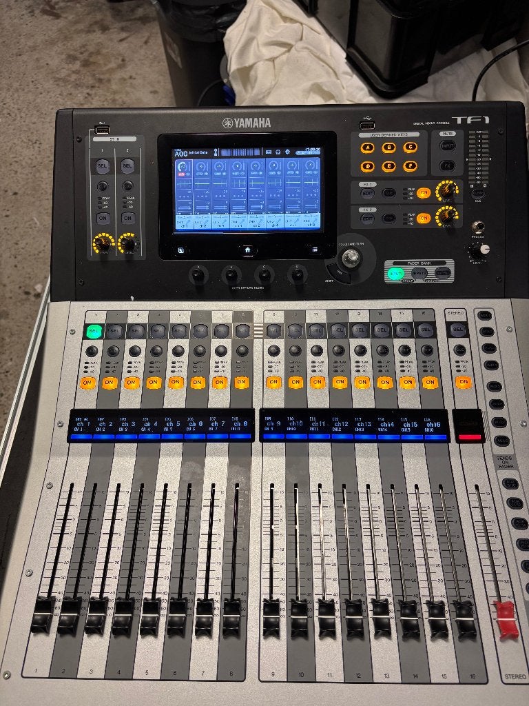 Yamaha TF1 digitale mixer met flightcase, Muziek en Instrumenten, Ophalen, Microfooningang, Zo goed als nieuw, Yamaha Corporation