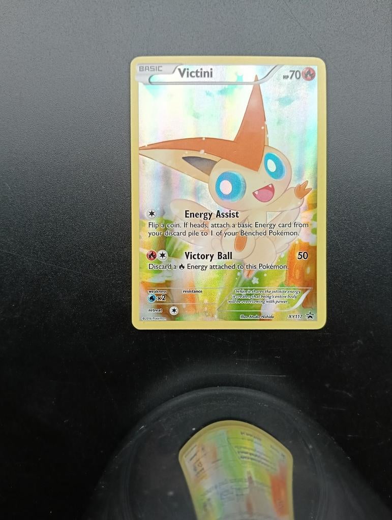 Victini Pokémon kaart - Zeldzame Foil editie, Ophalen of Verzenden, Zo goed als nieuw, Losse kaart, Foil