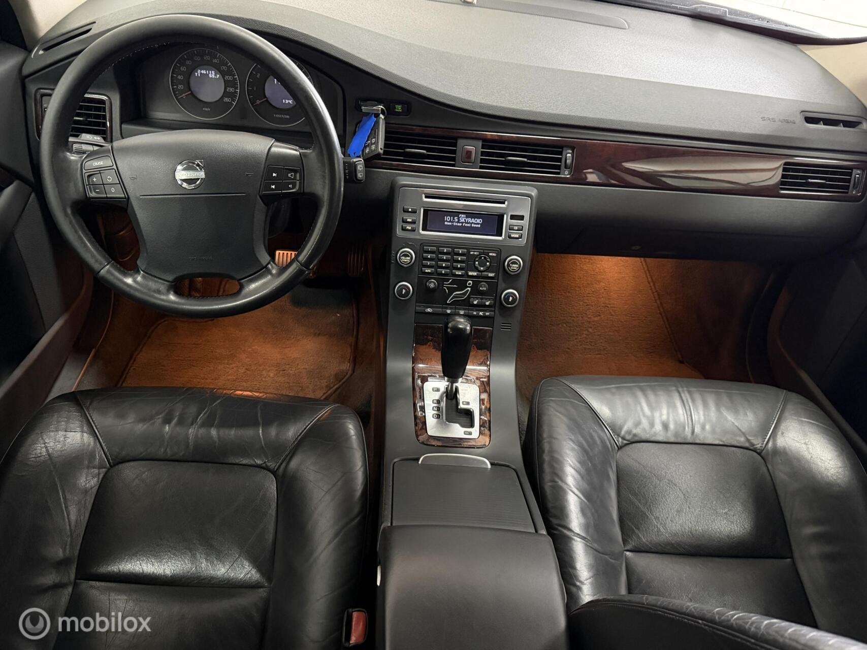 Volvo V70 2.5T Momentum AUTOMAAT / LEER / XENON, Auto's, Blauw, 2521 cc, 93 €/maand, Euro 4