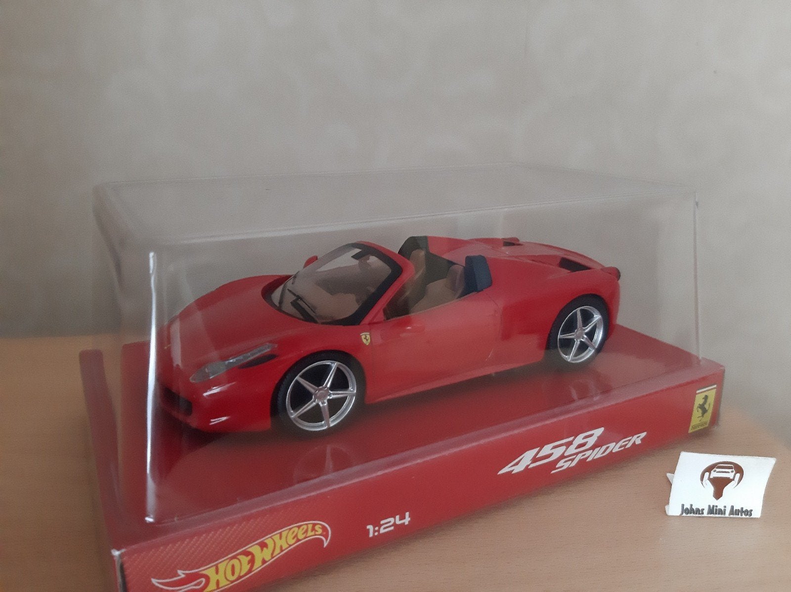 Ferrari 458 Spider in Rosso van Hotwheels 1:24