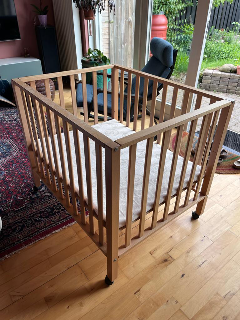 Houten box met wieltjes en verstelbare bodem, Kinderen en Baby's, Boxen, Ophalen, Gebruikt, Rechthoekig, In hoogte verstelbaar