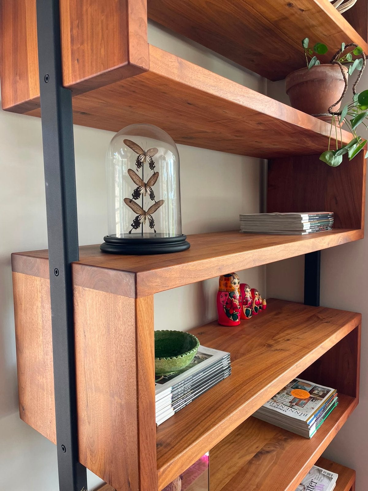 Zware Walnoot Houten Zigzag Kast met Gepoedercoat Frame