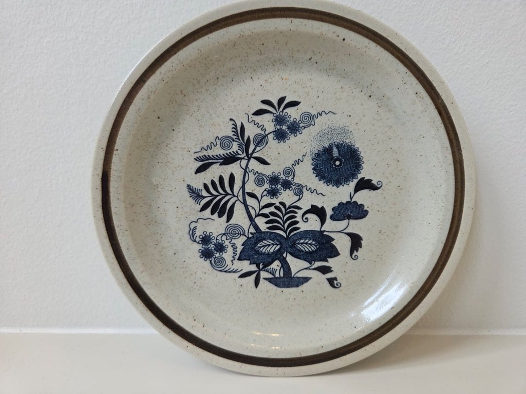 Vintage steengoed bord met blauw bloemmotief en bruine rand, Antiek en Kunst, Ophalen of Verzenden