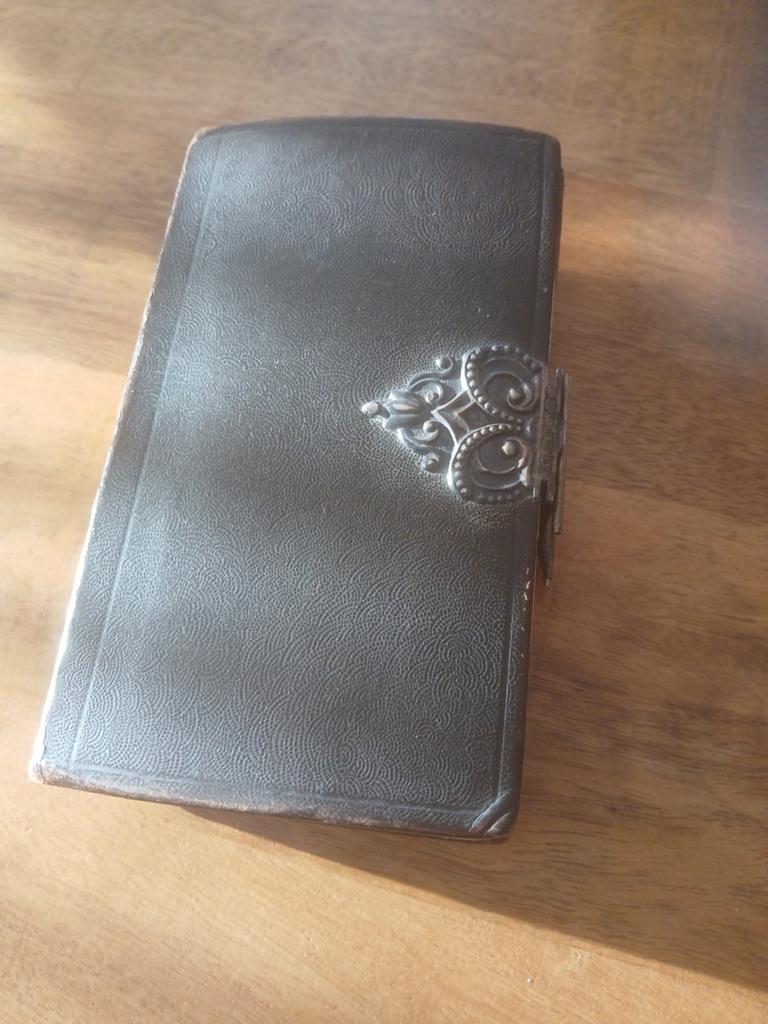 Antiek Bijbel met slot en Postidentiteitskaart 1923, Antiek en Kunst, Ophalen of Verzenden, De Nederlandsche Bijbel-Compagnie