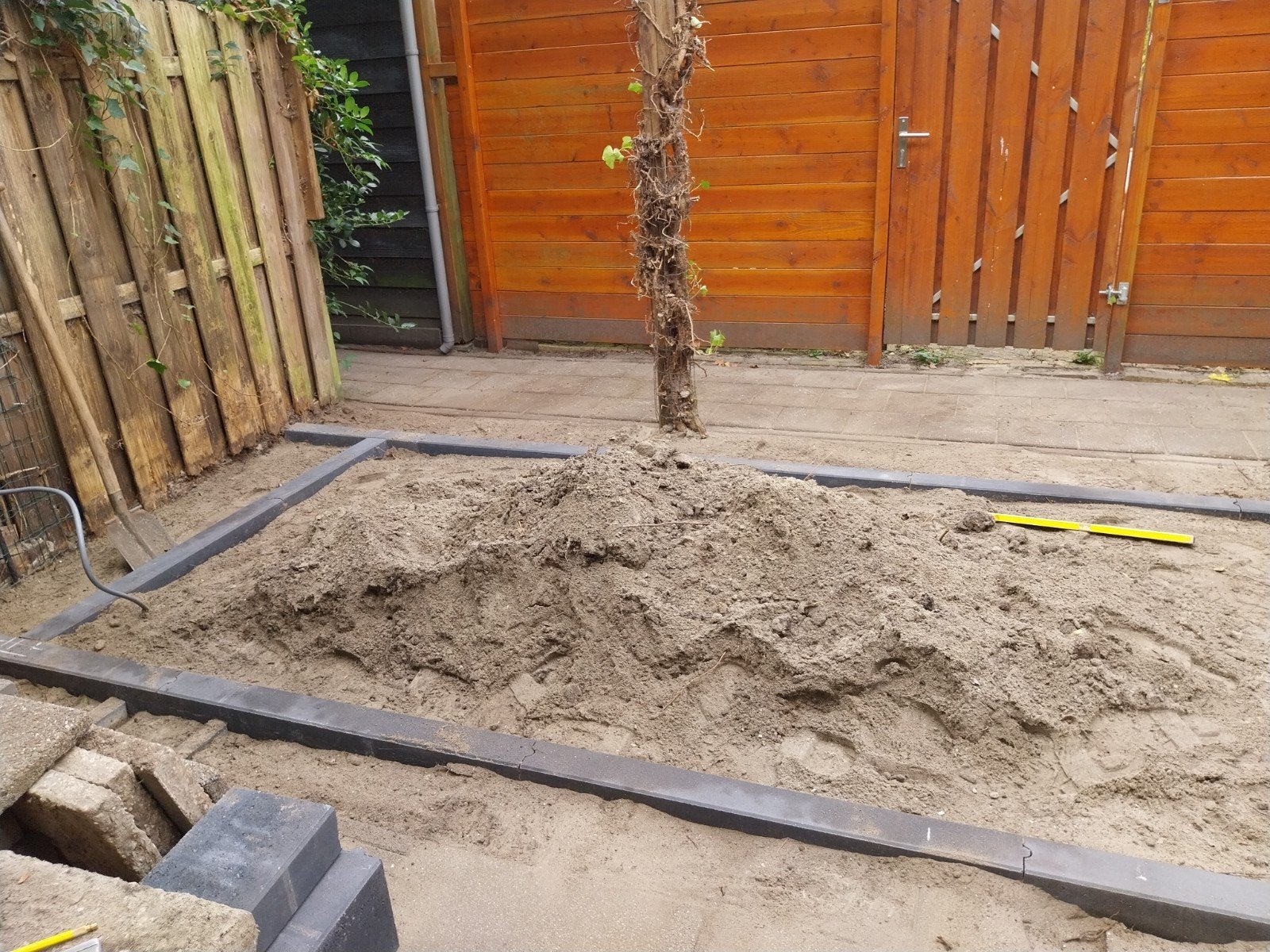Gratis. ca 2 kruiwagens zand voor bestrating over., Ophalen, Ophoogzand