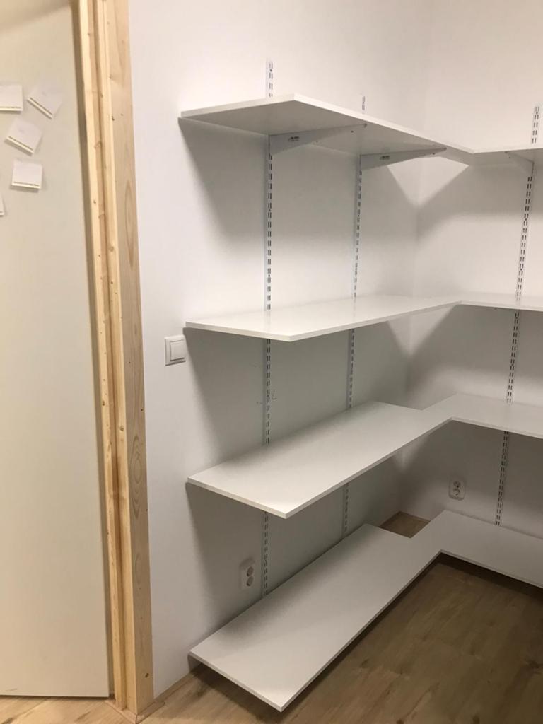 Witte wandplanken met dragers voor opslag of inloopkast, Ophalen, Gebruikt, ., .