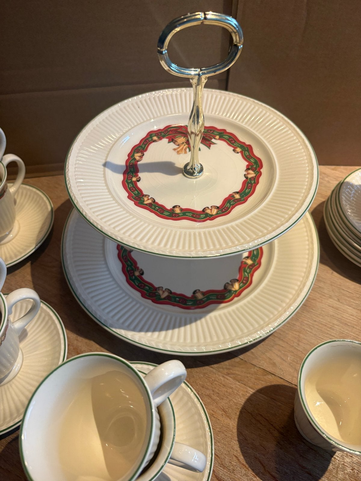 Wedgwood Christmas Time Queensware servies met etagère, Antiek en Kunst, Ophalen of Verzenden