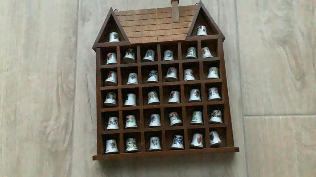 Mooi houten huisje met 25 porseleinen vingerhoedjes, Ophalen of Verzenden, Zo goed als nieuw
