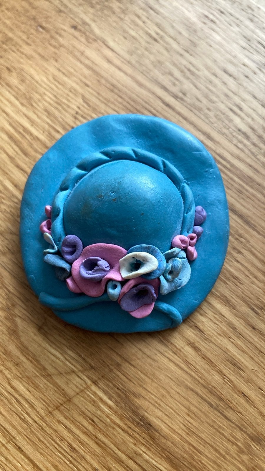 Vintage broche in de vorm van een hoedje, Overige materialen, 4 tot 7 cm, Blauw, Ophalen of Verzenden