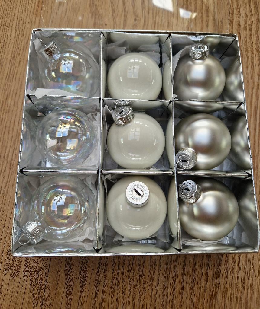 13: 9 glazen kerstballen matzilver/ transparant/ wit ZGAN, Diversen, Ophalen of Verzenden, Zo goed als nieuw