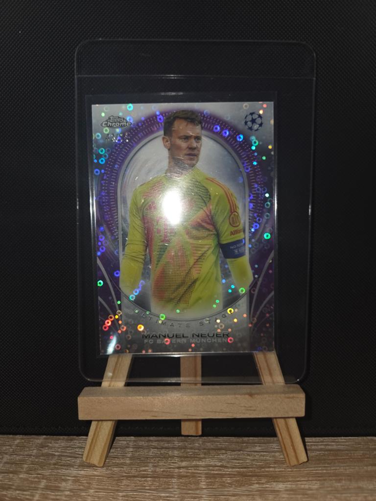 Topps Chrome Manuel Neuer Ultimate Stage PURPLE REFR, Verzamelen, Ophalen of Verzenden, Zo goed als nieuw, Buitenlandse clubs