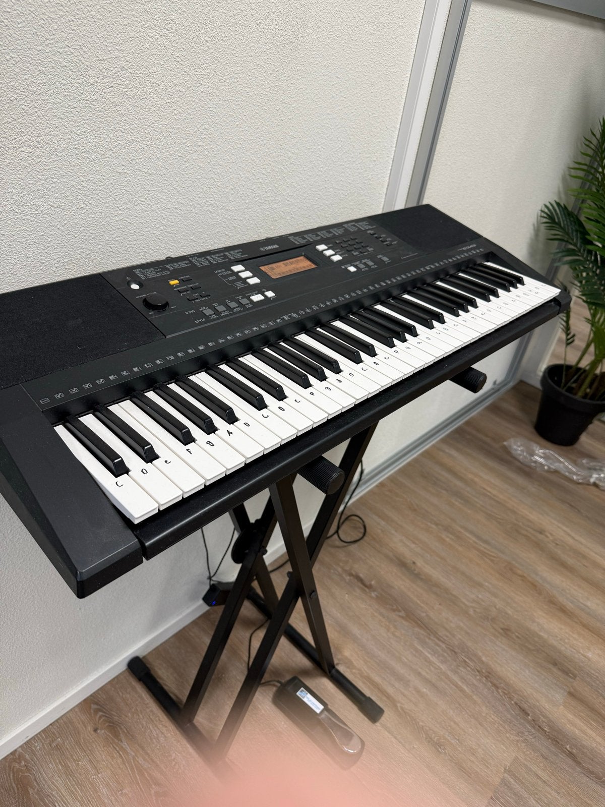 Yamaha PSR-E343 Keyboard met standaard en pedaal, Muziek en Instrumenten, Ophalen, Yamaha, Aanslaggevoelig, 61 toetsen