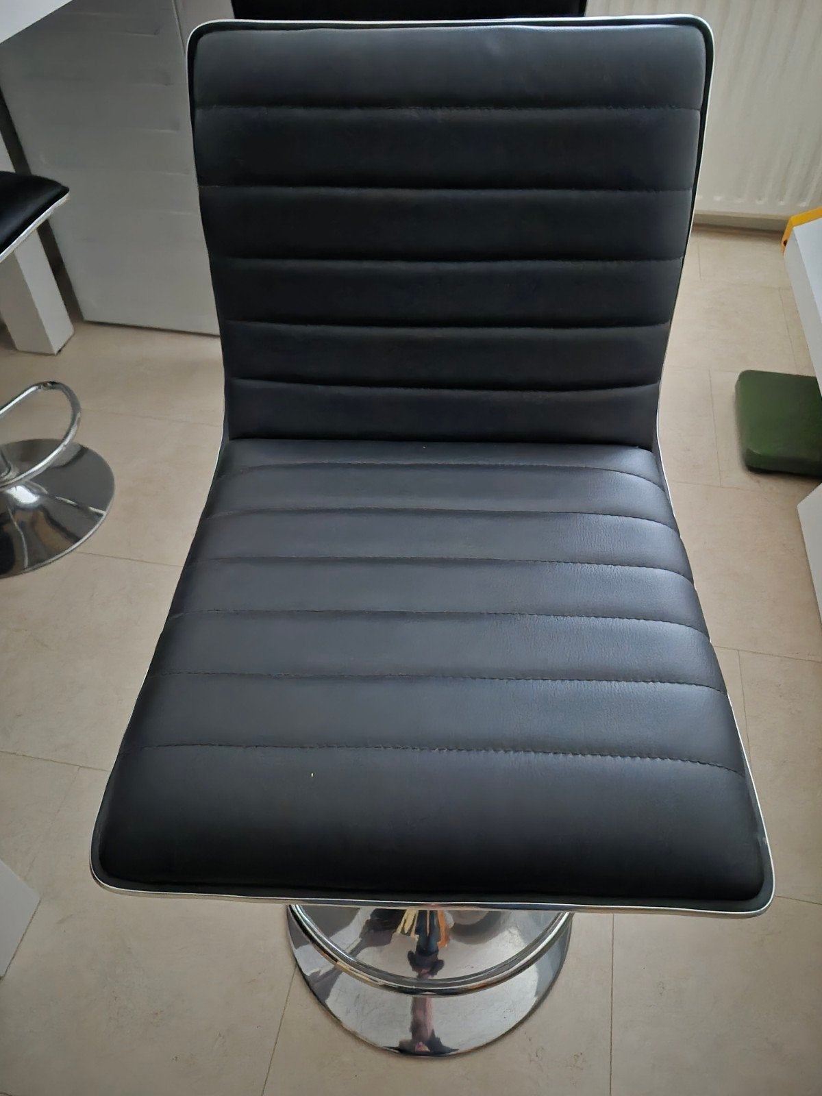 Vier krukken met hoge bartafel, Ophalen, Zo goed als nieuw, In hoogte verstelbaar, 60 tot 90 cm
