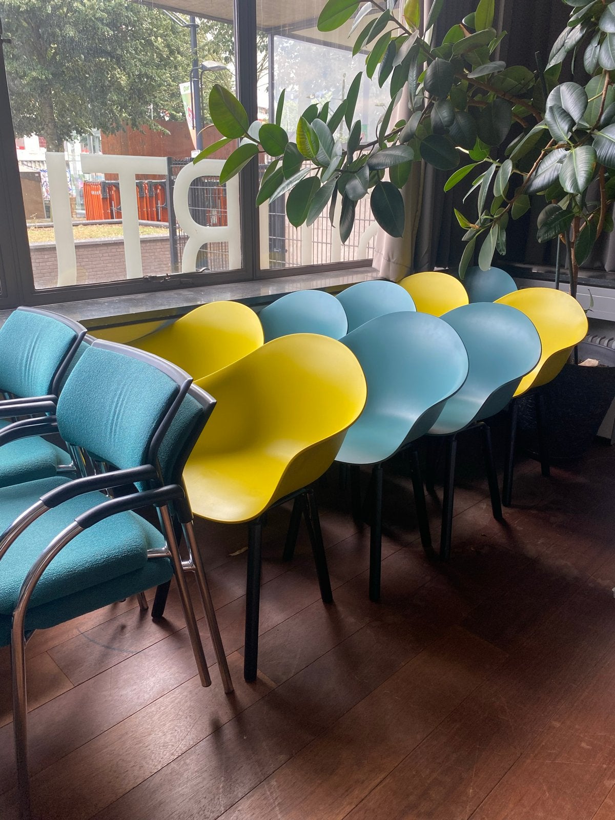 Kuipstoel turquoise of mosterdgeel ophalen in Nijmegen, Huis en Inrichting, Stoelen, Gebruikt, Vijf, Zes of meer stoelen, Kunststof