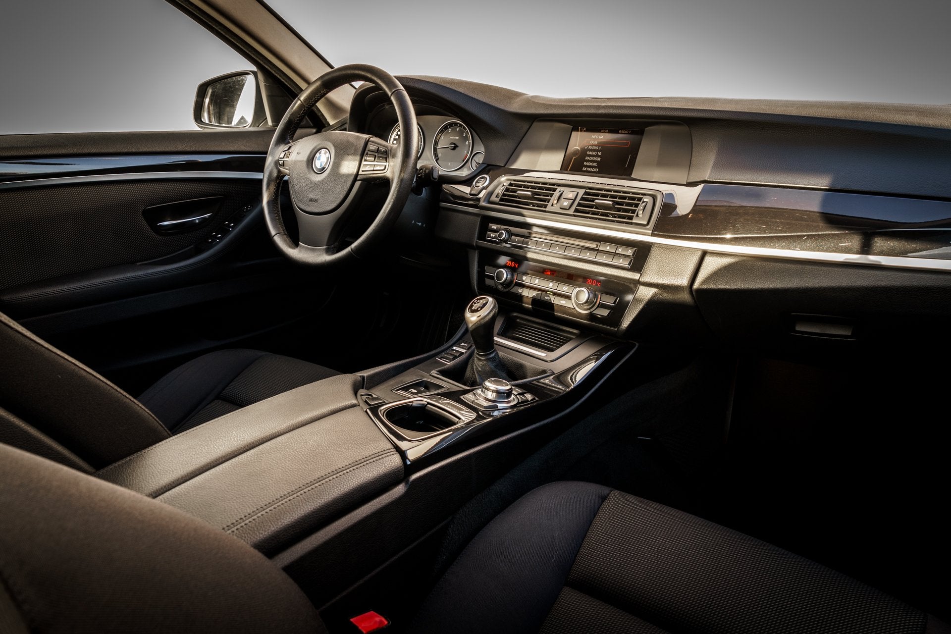 BMW 5 Serie 520i | Trekhaak | Climatronic | Cruise | Navigat, Auto's, BMW, Keurmerk '100% Onderhouden', Euro 5, Gebruikt, Zwart