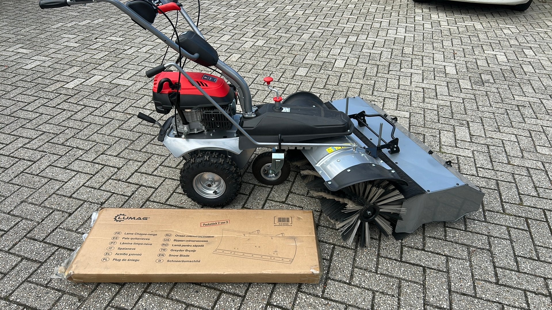 Zgan Lumag KM1000 veegmachine met opvang en sneeuwschuif, Ophalen of Verzenden, Zo goed als nieuw