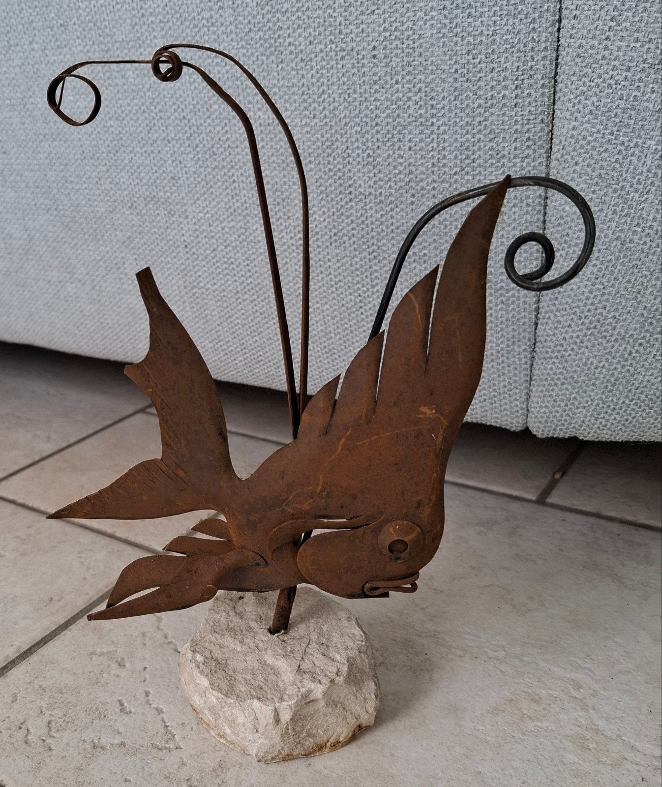 Metaal kunst vis op stenen voet, Antiek en Kunst, Ophalen of Verzenden