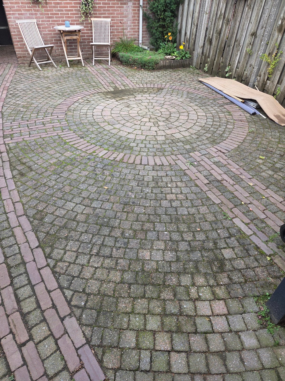 Gratis af te halen: ca. 25m² betontegels (10x10) en cirkel, Ophalen, Gebruikt, Klinkers, 10 m² of meer