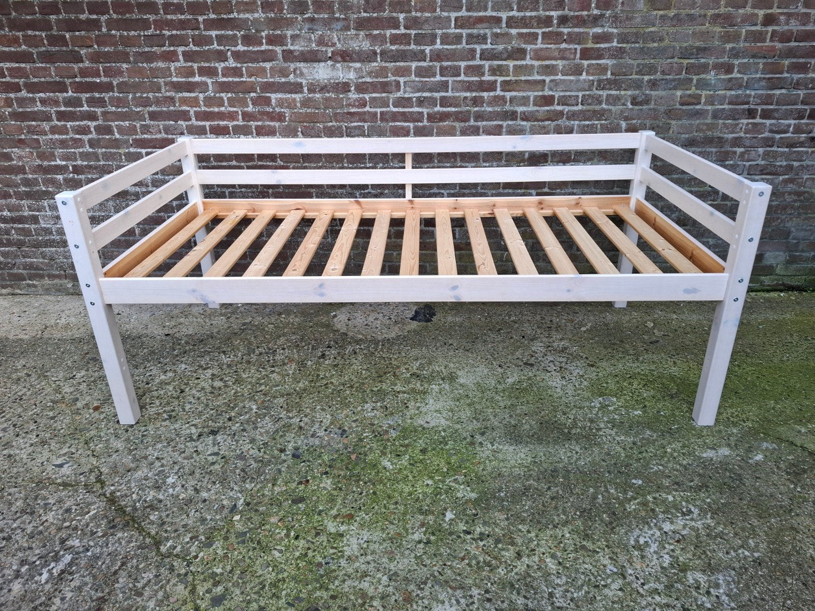 Grenen bed in off-white (whitewash), Ophalen, 180 cm of meer, 85 tot 100 cm