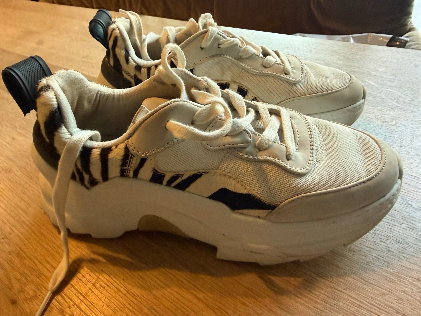 Zara sneakers met zebraprint, maat 37, Ophalen of Verzenden, Gedragen, Wit, Sneakers of Gympen