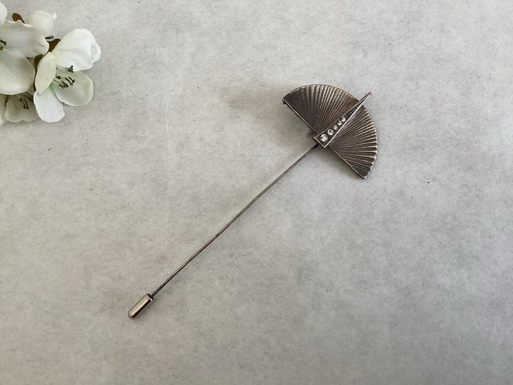 Hoedenspeld ~ broche in de vorm van een waaier met stopje, Sieraden, Tassen en Uiterlijk, Overige materialen, Gebruikt, Ophalen of Verzenden