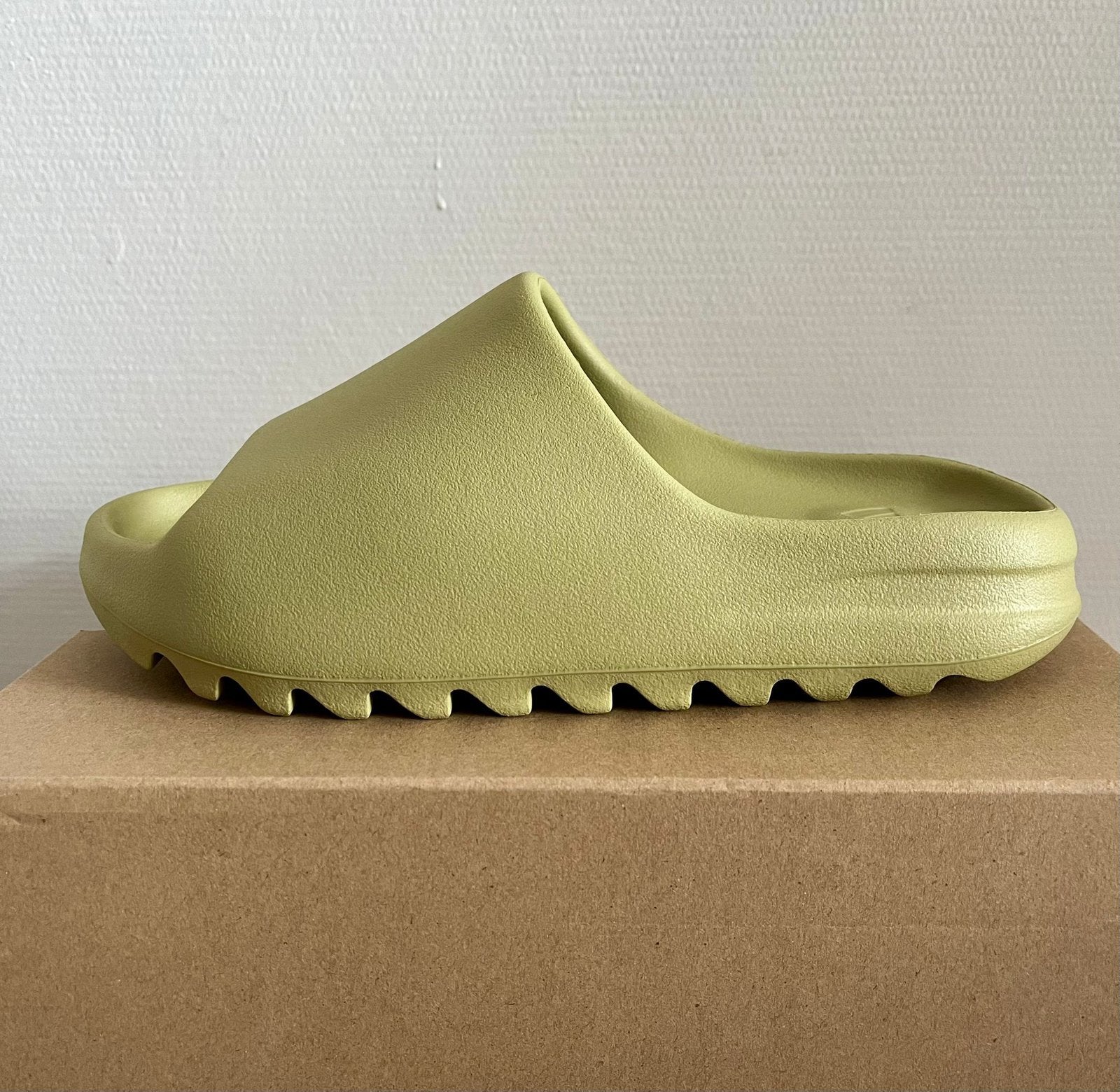 Adidas YEEZY Slide ‘Resin’ - Nieuw - Maat 43 - v.a. 60,- p/s, Slippers, Overige kleuren, Nieuw, Ophalen of Verzenden