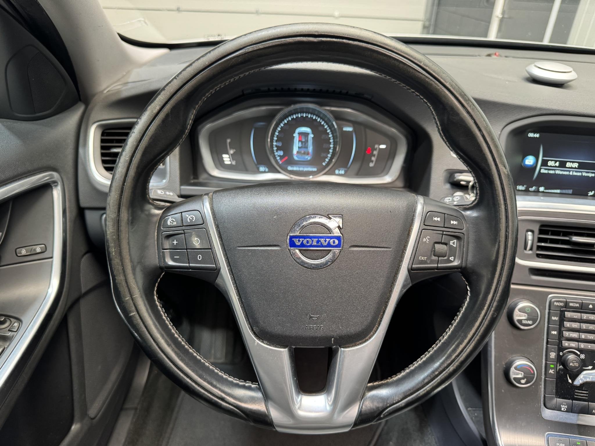 Foto 14 van Volvo V60 2.4 D6 AWD Plug-In Hybrid Summum Super Netjes Pano