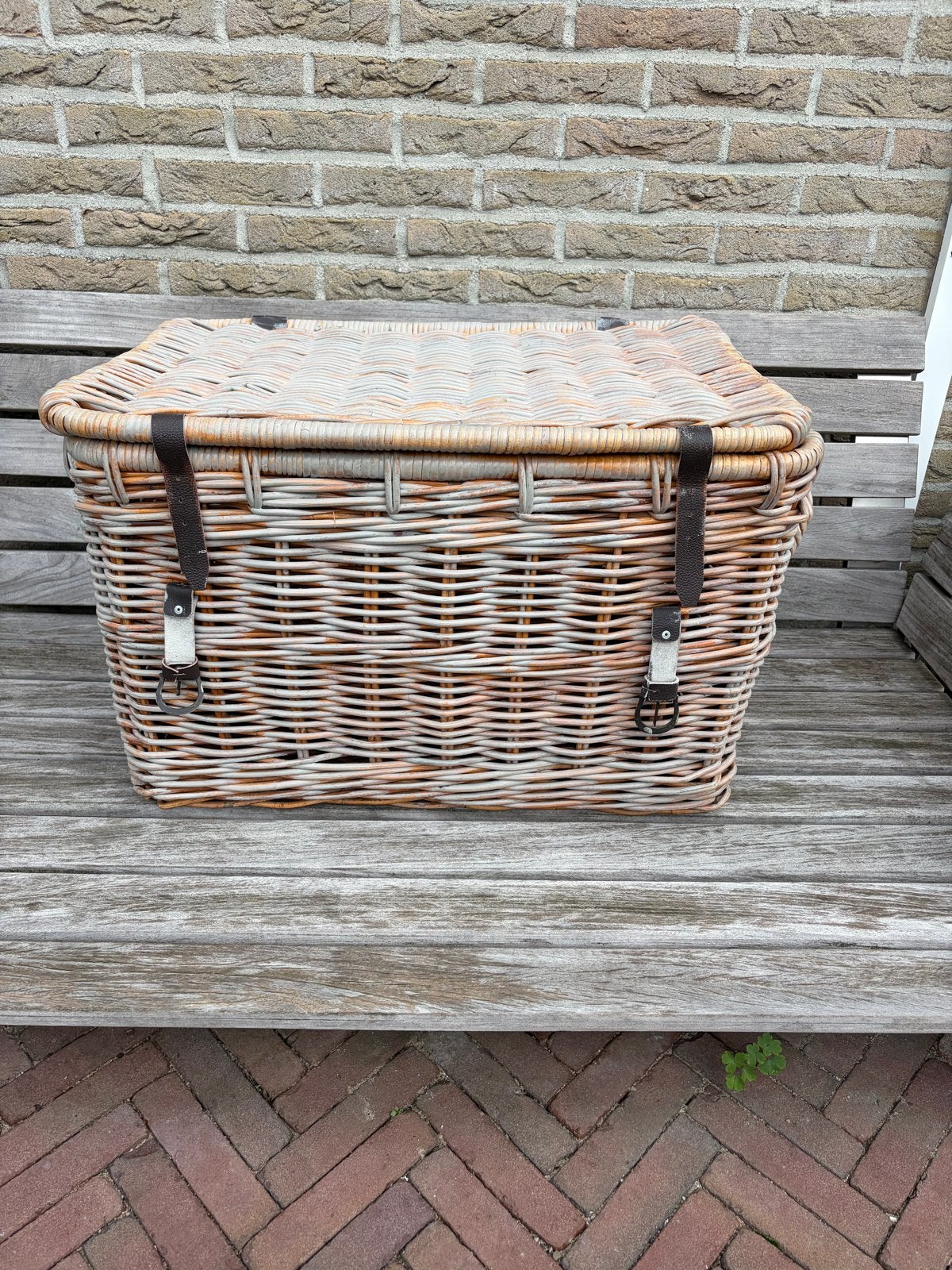 Grote rieten mand met vergrijsde verf - 70x48 cm, Huis en Inrichting, Woonaccessoires | Kisten, Ophalen, Overige materialen, Gebruikt