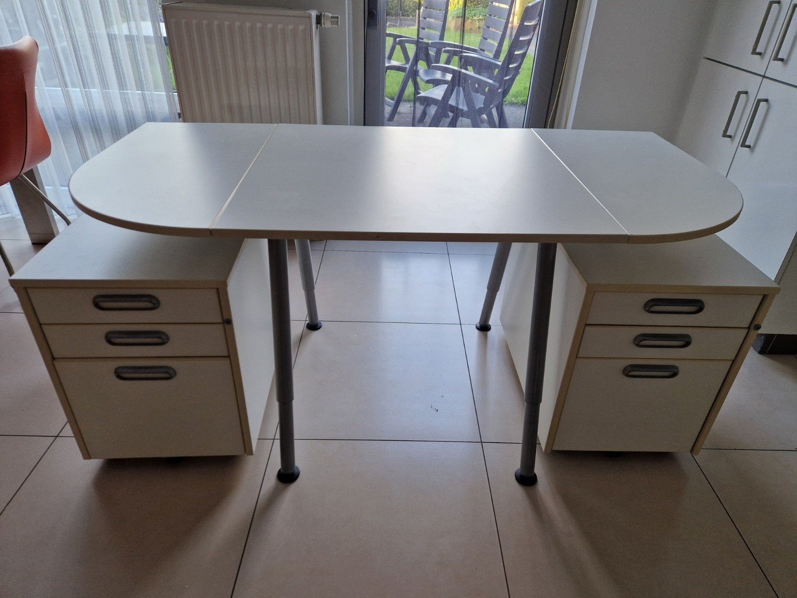 Bureau Ikea, verstelbaar in breedte en in hoogte, Ophalen, In hoogte verstelbaar