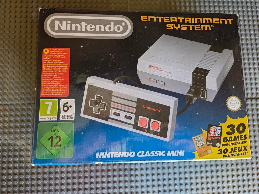Nes classic mini compleet met doos, Spelcomputers en Games, Spelcomputers | Nintendo NES, Zo goed als nieuw, Met 2 controllers