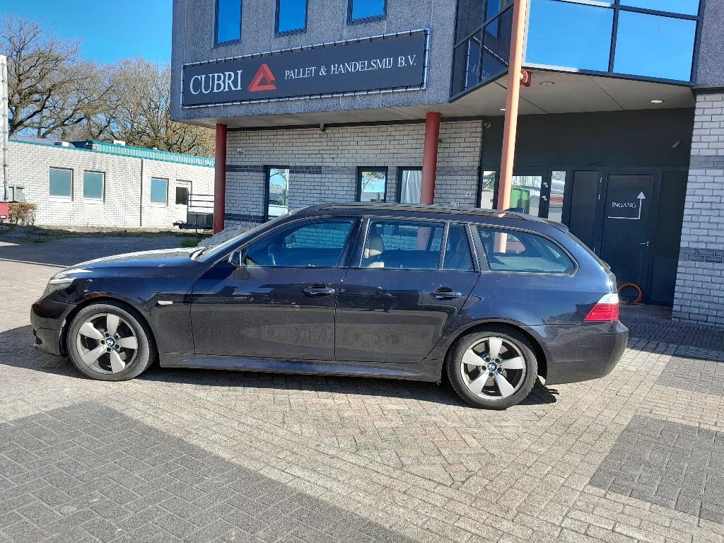 BMW 5-Serie 3.0 530I Touring AUT 2008 Zwart, Auto's, BMW, Stoelverwarming, Achterwielaandrijving, 2000 kg, 93 €/maand