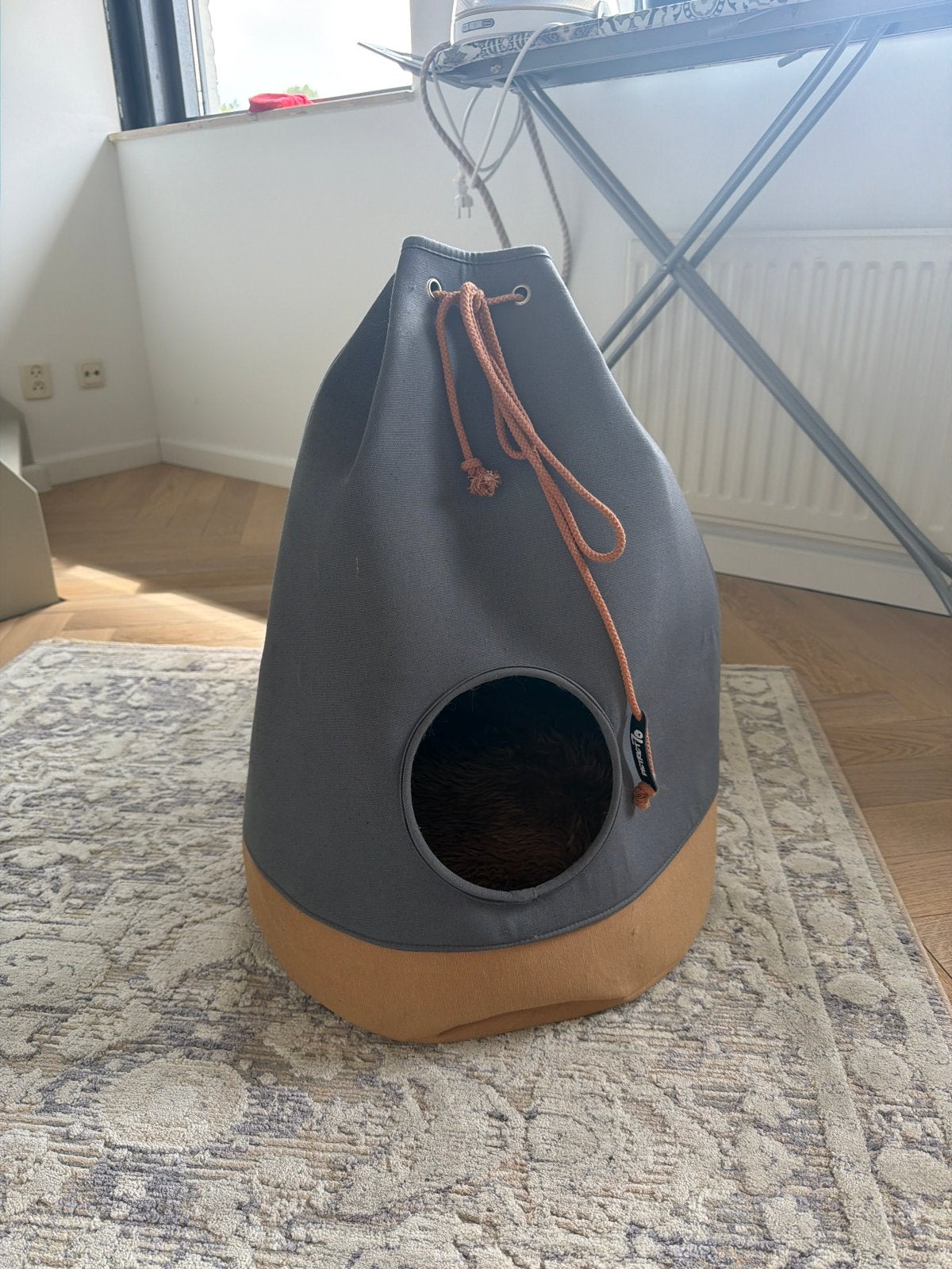 District 70 kattenmand tipi – grijs/cognac – als nieuw, Dieren en Toebehoren, Poes