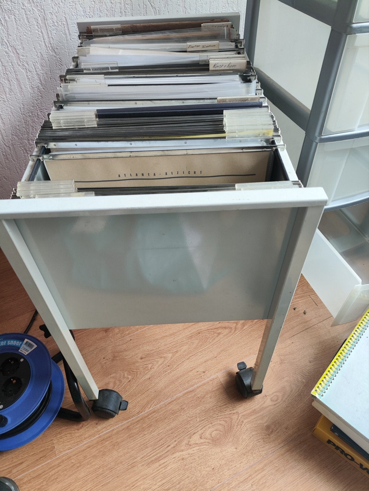 Verrijdbaar archiefrek met A4 hangmappen, Gebruikt, Metaal, 25 tot 50 cm, 50 tot 100 cm