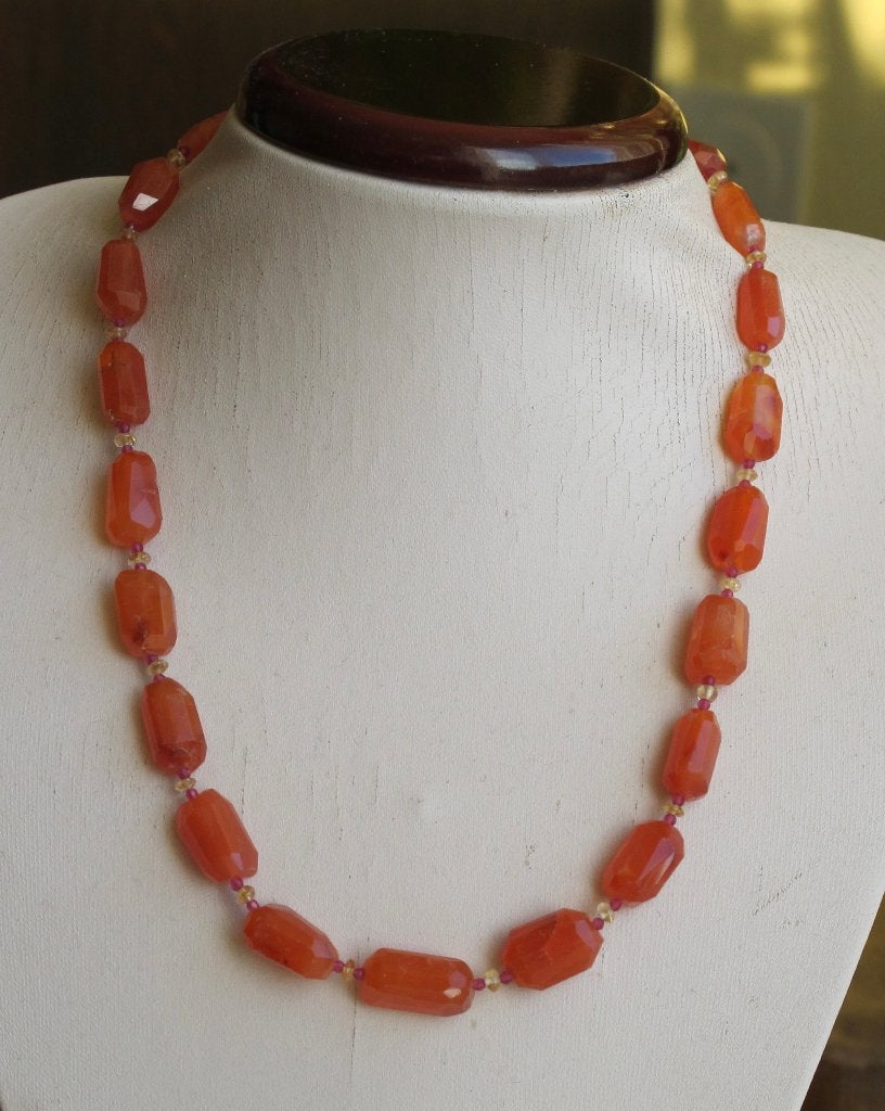 Prachtige ketting met facet Carneool, Citrien en Robijn, Verzenden, Nieuw, Oranje, Steen of Mineraal