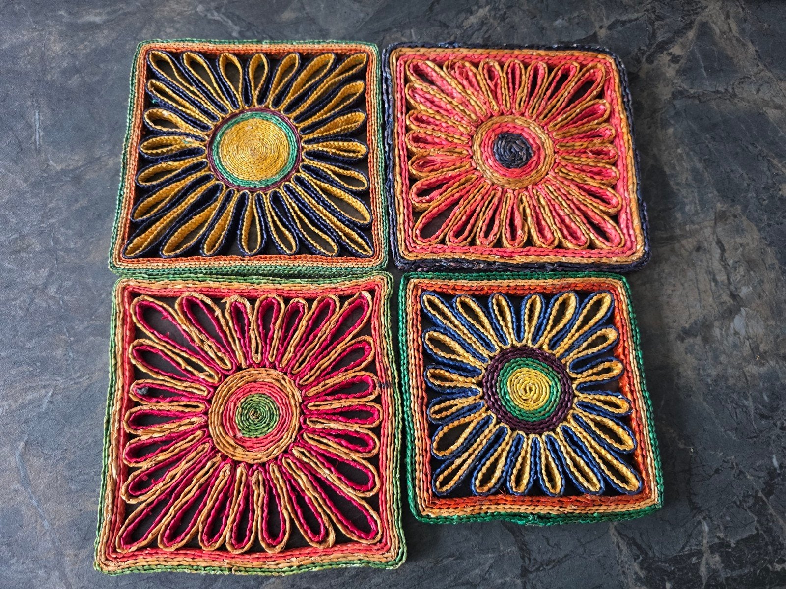 4 vintage kleurrijke raffia onderzetters, Huis en Inrichting, Gebruikt, Meerkleurig, Boho, Ophalen of Verzenden