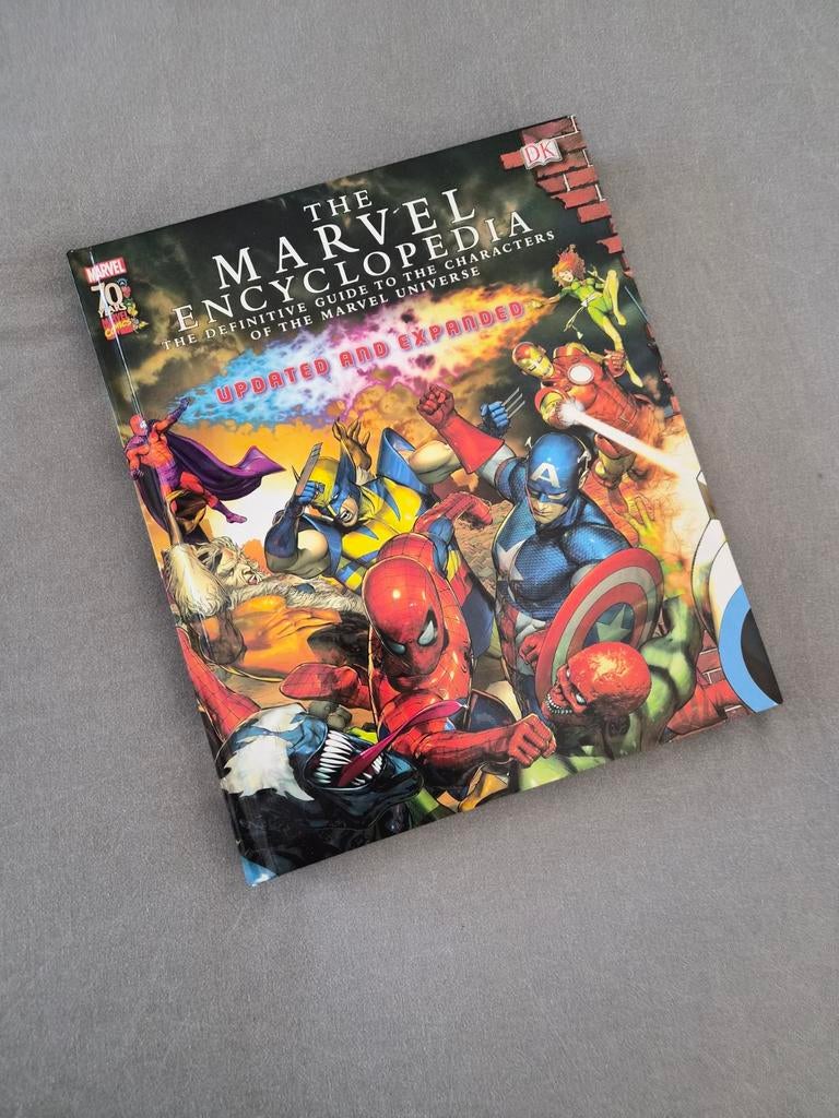 The Marvel Encyclopedia:   Marvel Uni, Gelezen, DK Publishing, Ophalen of Verzenden, Los deel